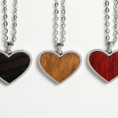 Corazon estilos Heart-Shaped Wood Pendant Necklace with Stainless Steel Frame